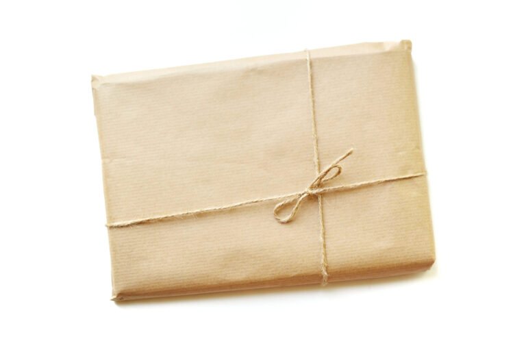Paket in braunem Packpapier mit Paketschnur aus Jute verschnürt
