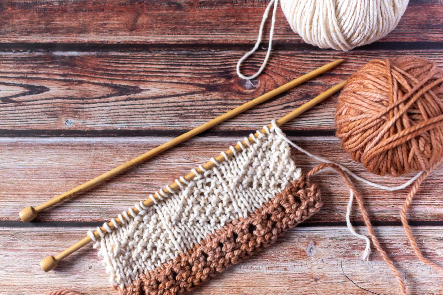 Top 7 Gründe für natürliches Leinengarn 1 Natürliches Leinengarn in Naturtönen mit Holznadeln und Strickstück